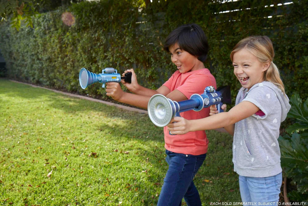 Mattel Minions Tiny Toot Blaster plunger action detail enables varied fart sounds