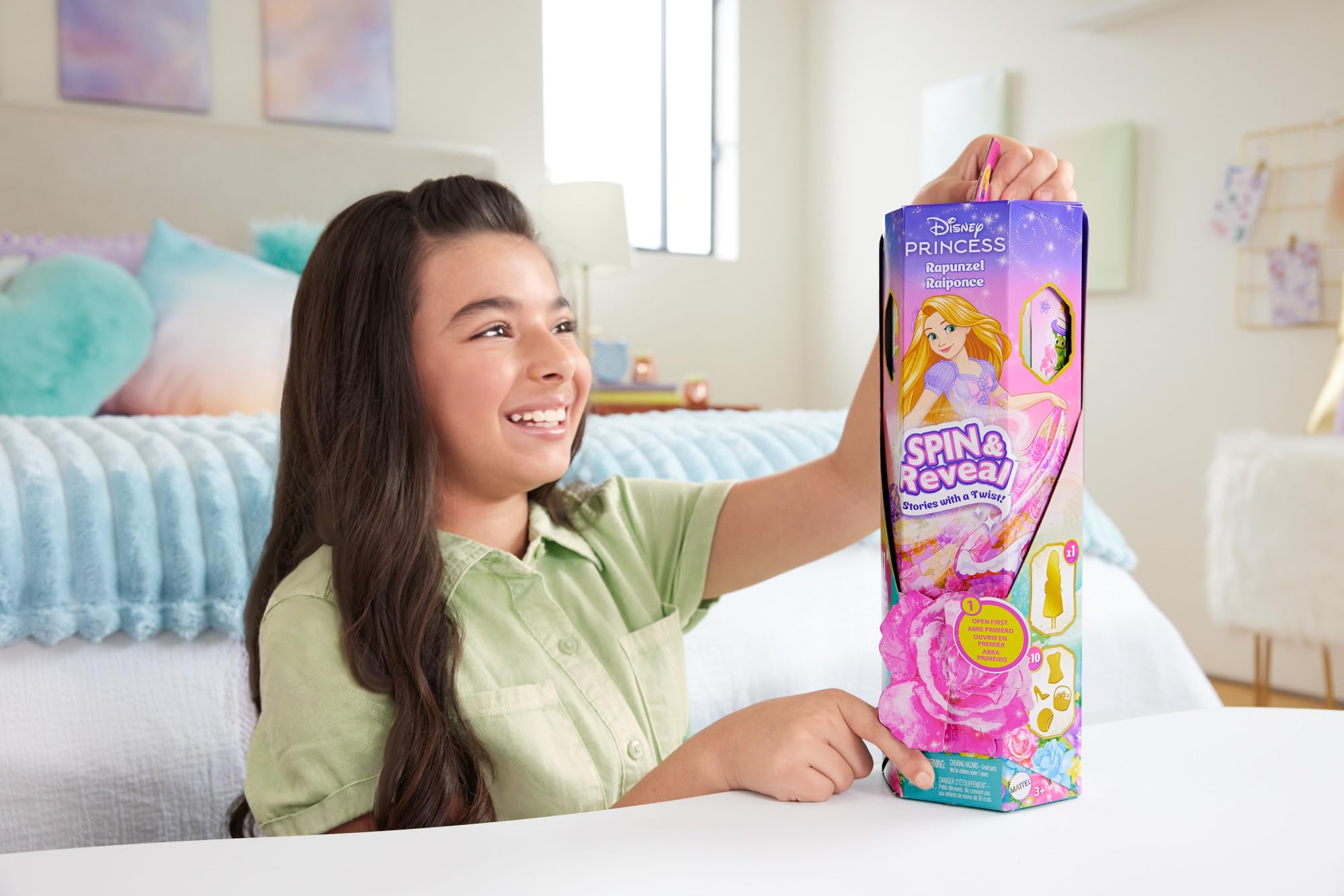 Rapunzel Spin & Reveal flower reveal play scene opens to garden backdrop.