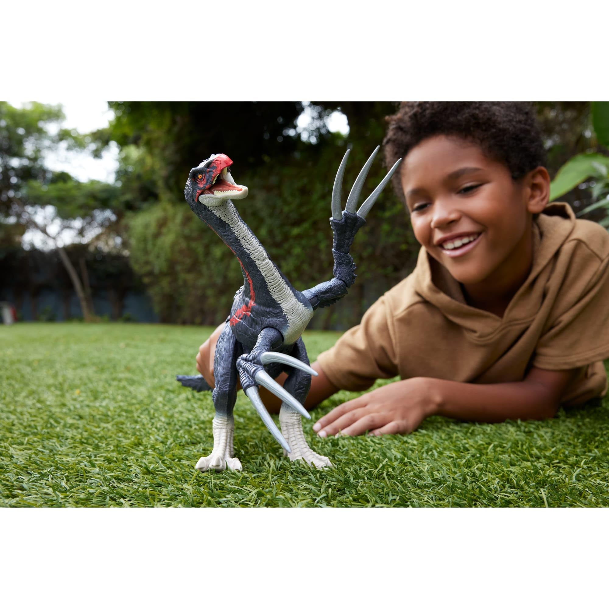 Mattel Therizinosaurus claw attack action creates dynamic battle scenes.