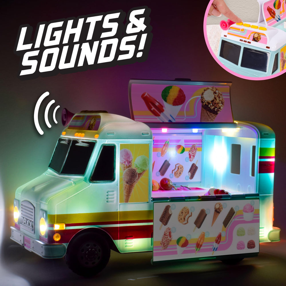 Maxx Action interior with 16 miniature pieces ready for creative play adventures.