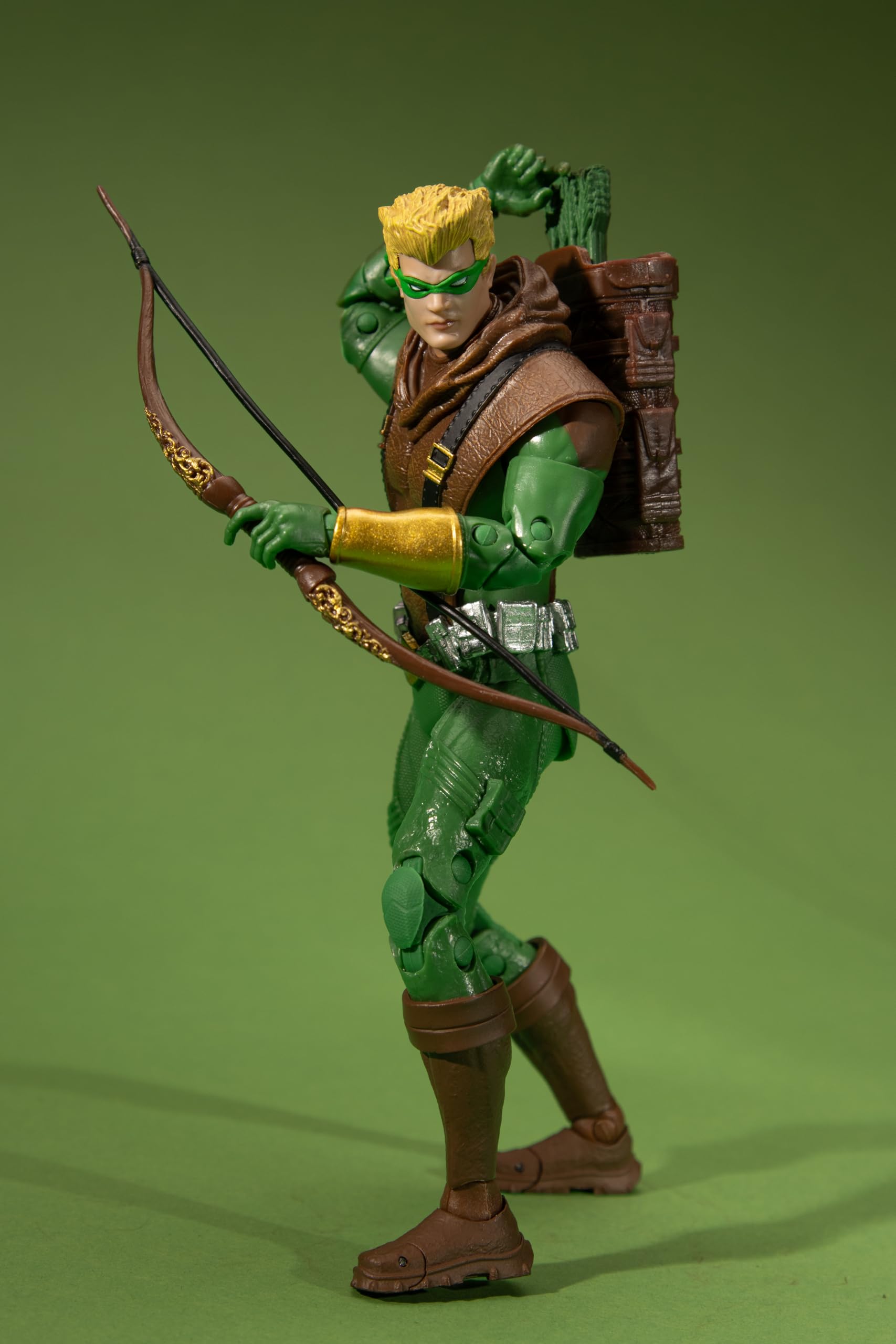 McFarlane Green Arrow blister-pack packaging highlights included