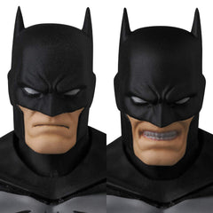 Medicom Batman Hush Mafex movable stand helps recreate comic moments.