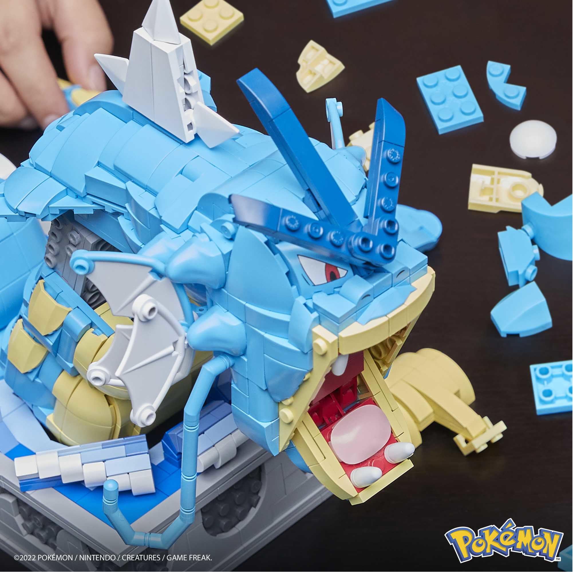 Mega Brands MEGA Pokémon Gyarados pivoting neck enhances poseability for collectors.