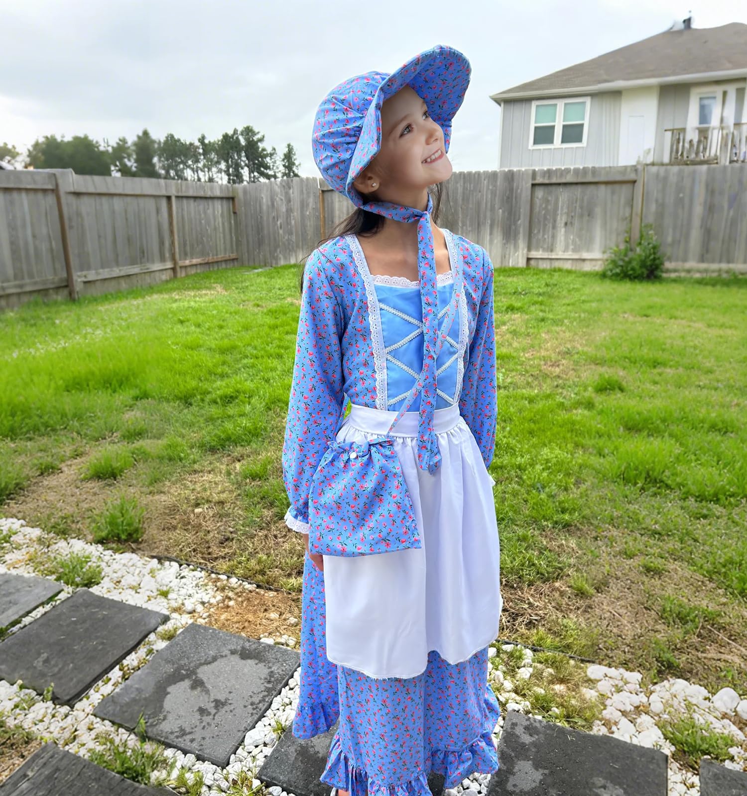 Meland Pioneer Dress long sleeves offer comfortable all-day wear during costumes.
