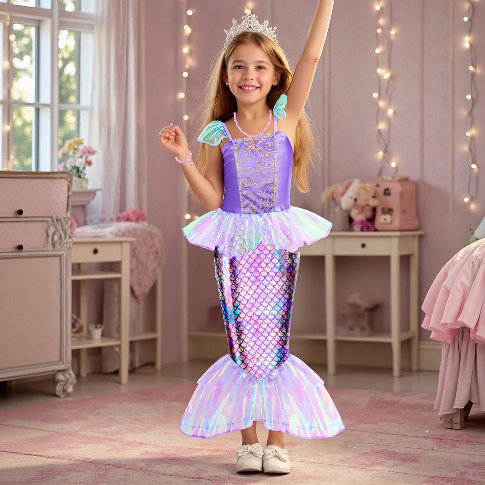Meland princess cape adds royal flair for imaginative storytelling.
