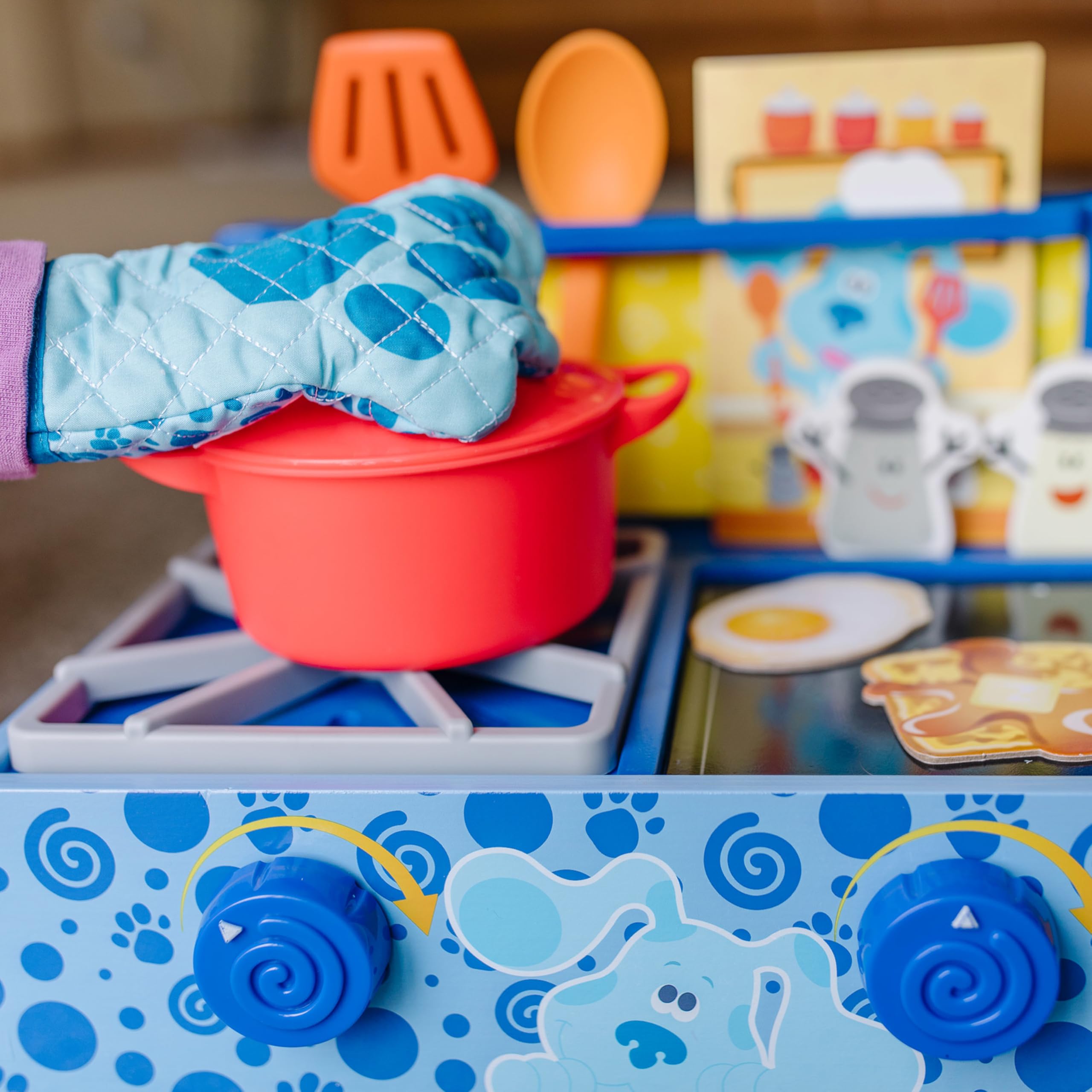 Durable pot with lid from Melissa & Doug Blue's Clues & You set