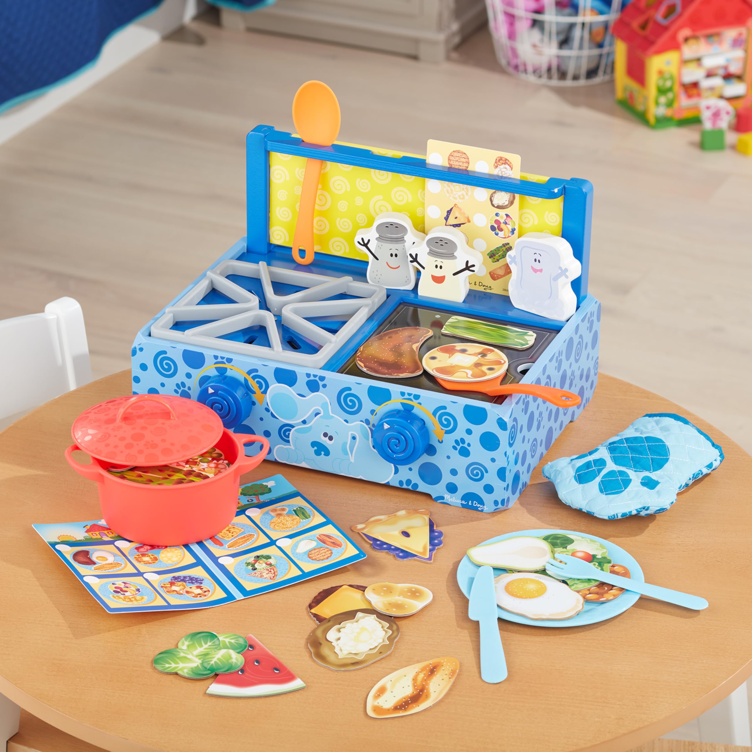 Utensils and paw-shaped oven mitt included in the set for pretend serving