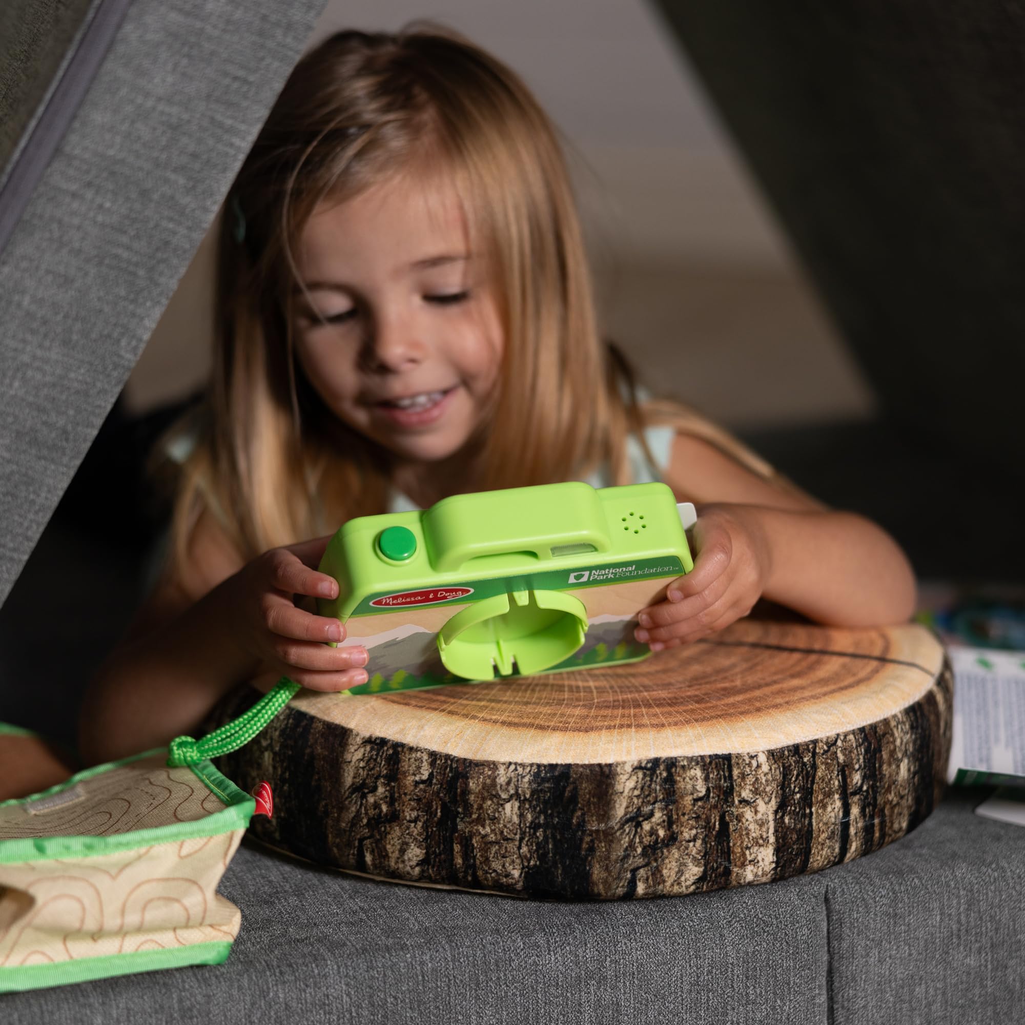 Melissa & Doug sturdy camera bag ensures easy storage and portability.
