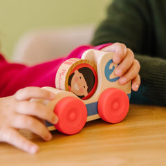 Melissa & Doug FSC-certified wooden materials highlight sustainability.