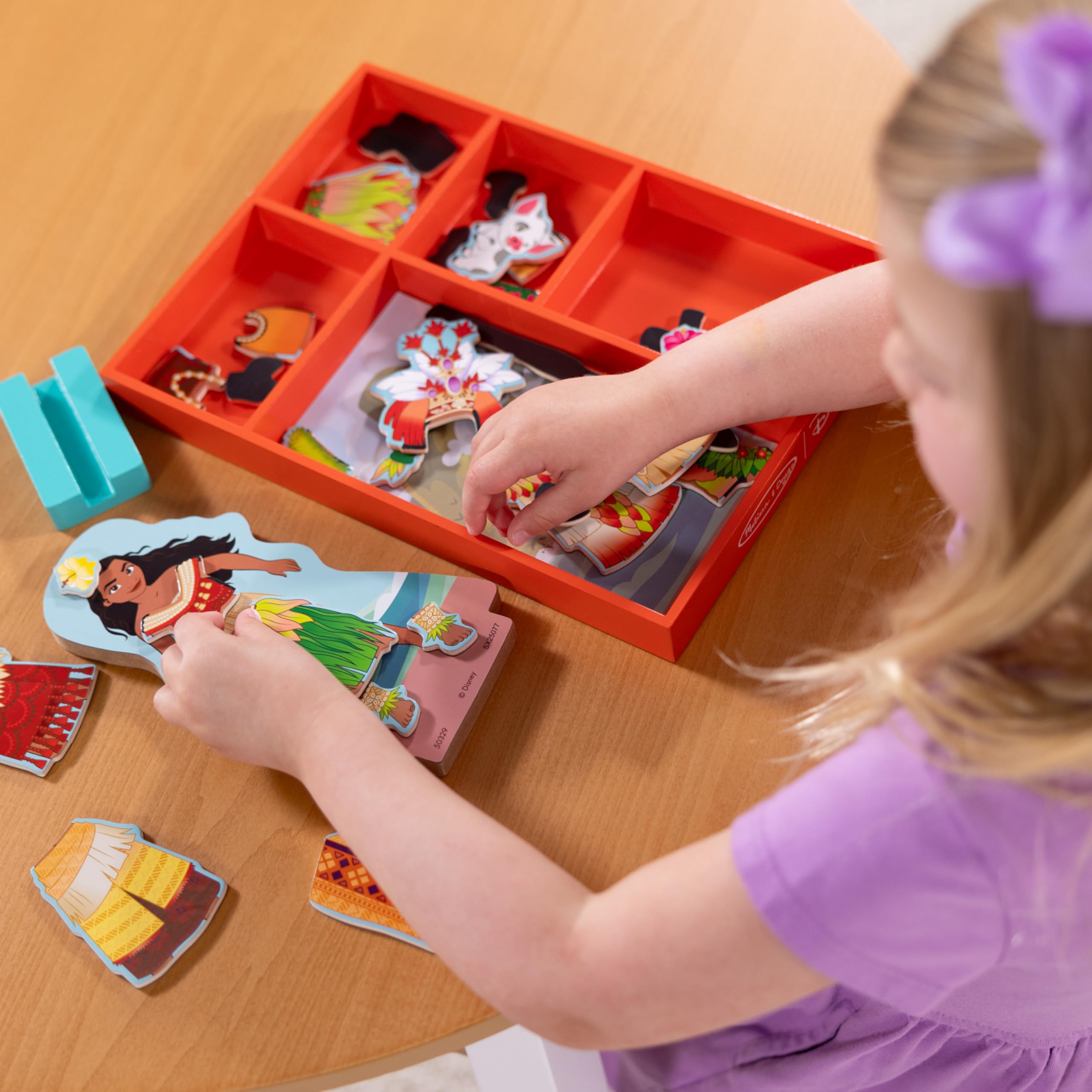 Melissa and Doug Moana storage tray keeps pieces organized