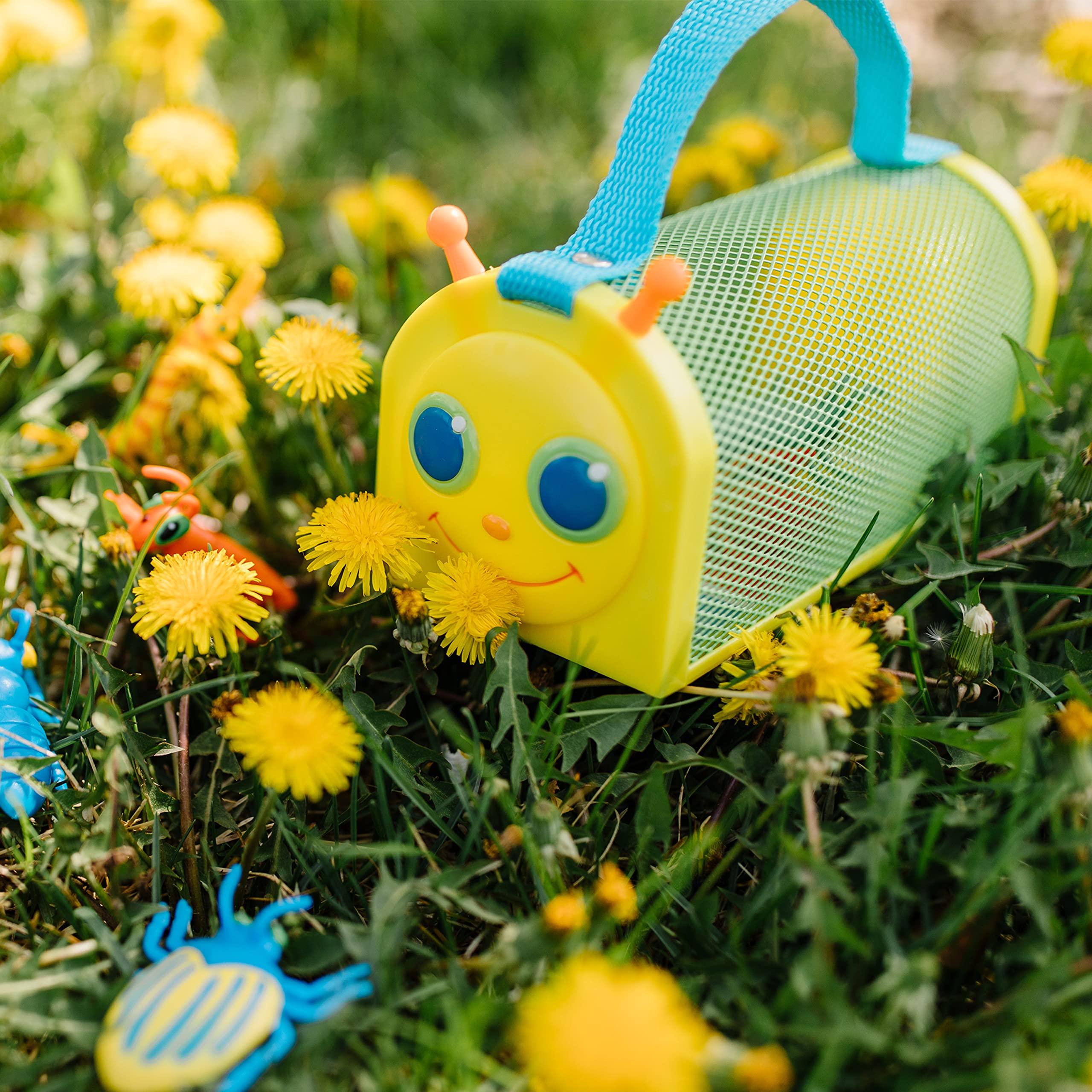 Ideal for outdoor play and bug observation with Melissa & Doug bug house