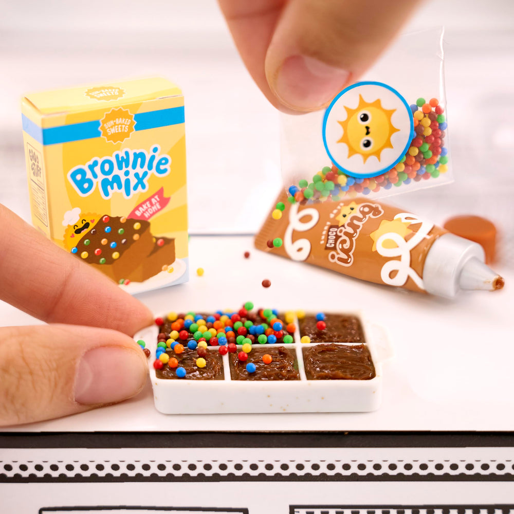 MGA's Miniverse display capsule lid to preserve your finished mini diorama
