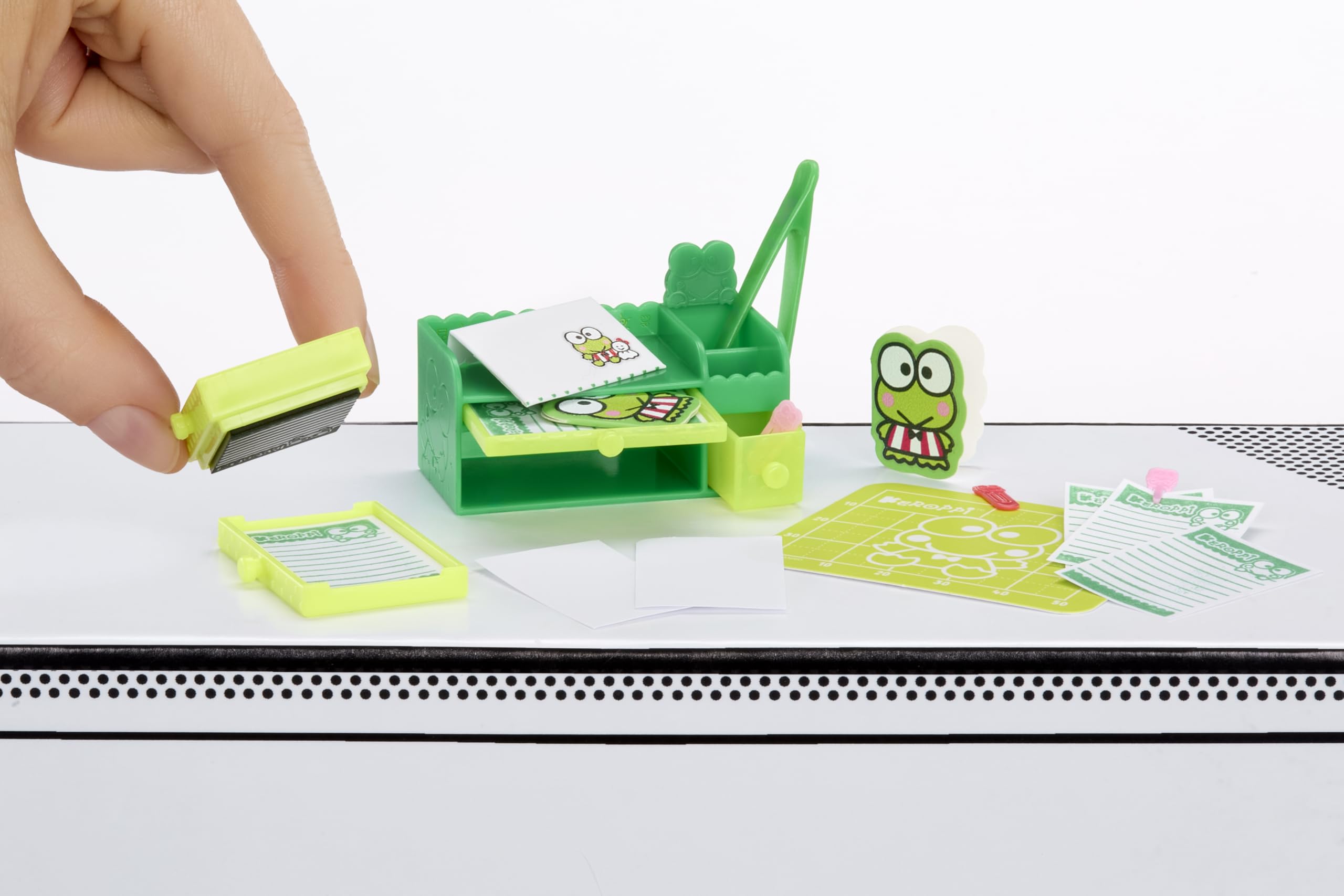 Hello Kitty Series 3 display case showcases your mini creation on a tidy shelf.