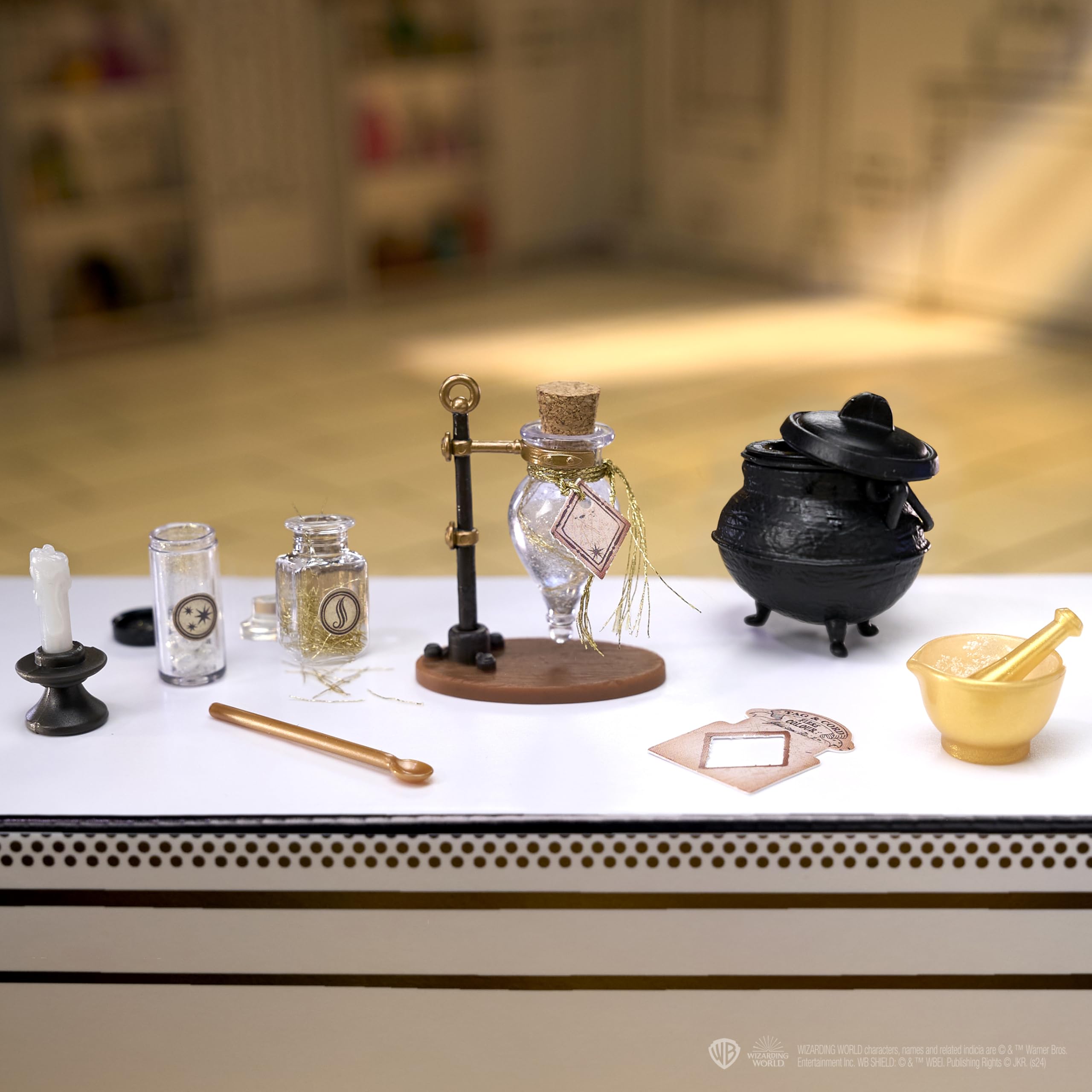 Mini cauldrons and spoons add extra display and build options
