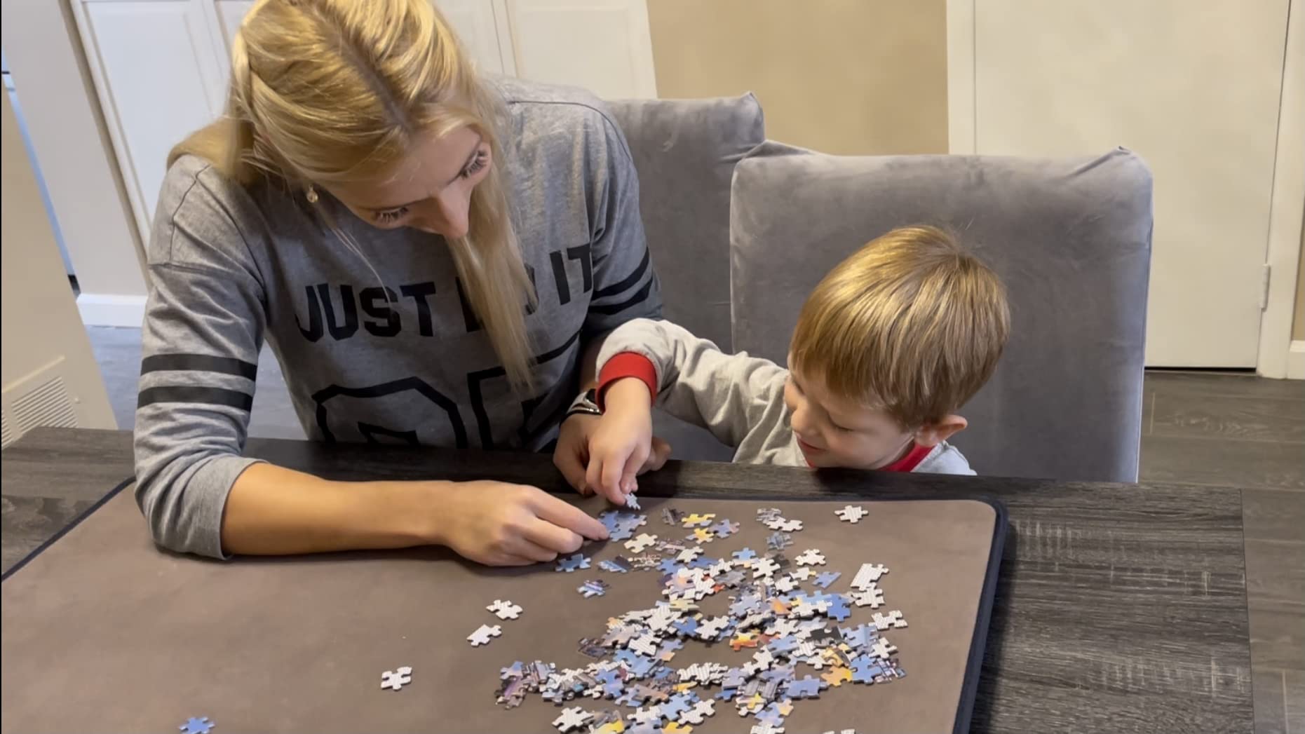 Minne Baby Kidoodler 1000-piece capacity fits large puzzles.