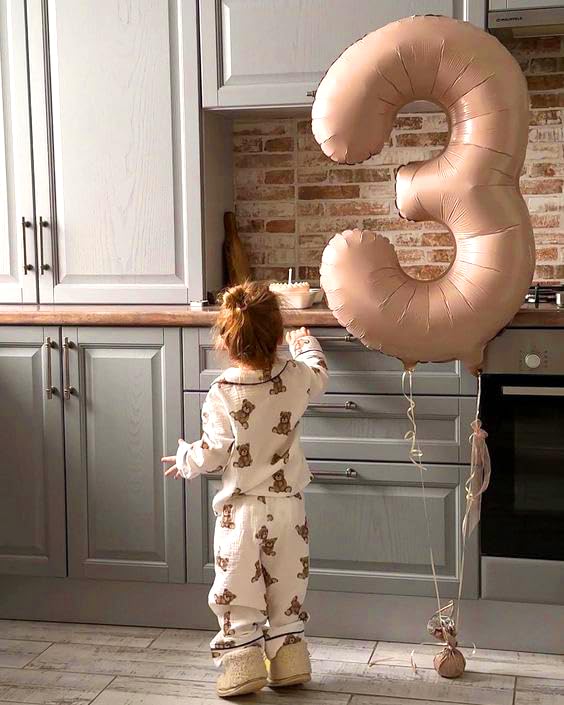 Mluchee 40-inch number 8 balloon table centerpiece for festive meals