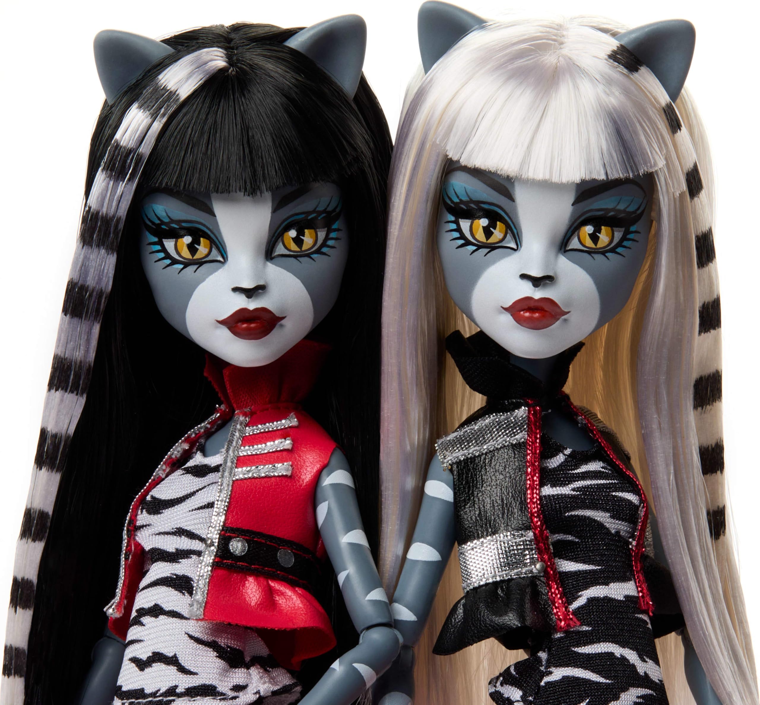 Monster High diary and brushes highlight storytelling pieces included with the dolls.