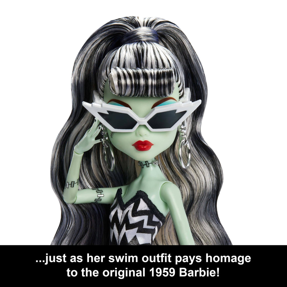 Monster High Frankie Stein accessories with necklace and mesh gloves for chic outfits.