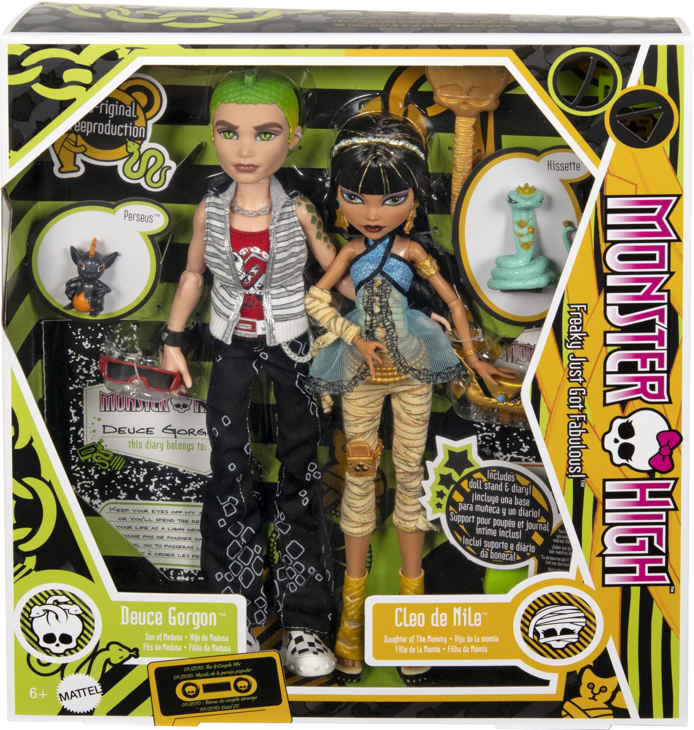 Monster High creeproduction packaging and diary included with the two-pack.