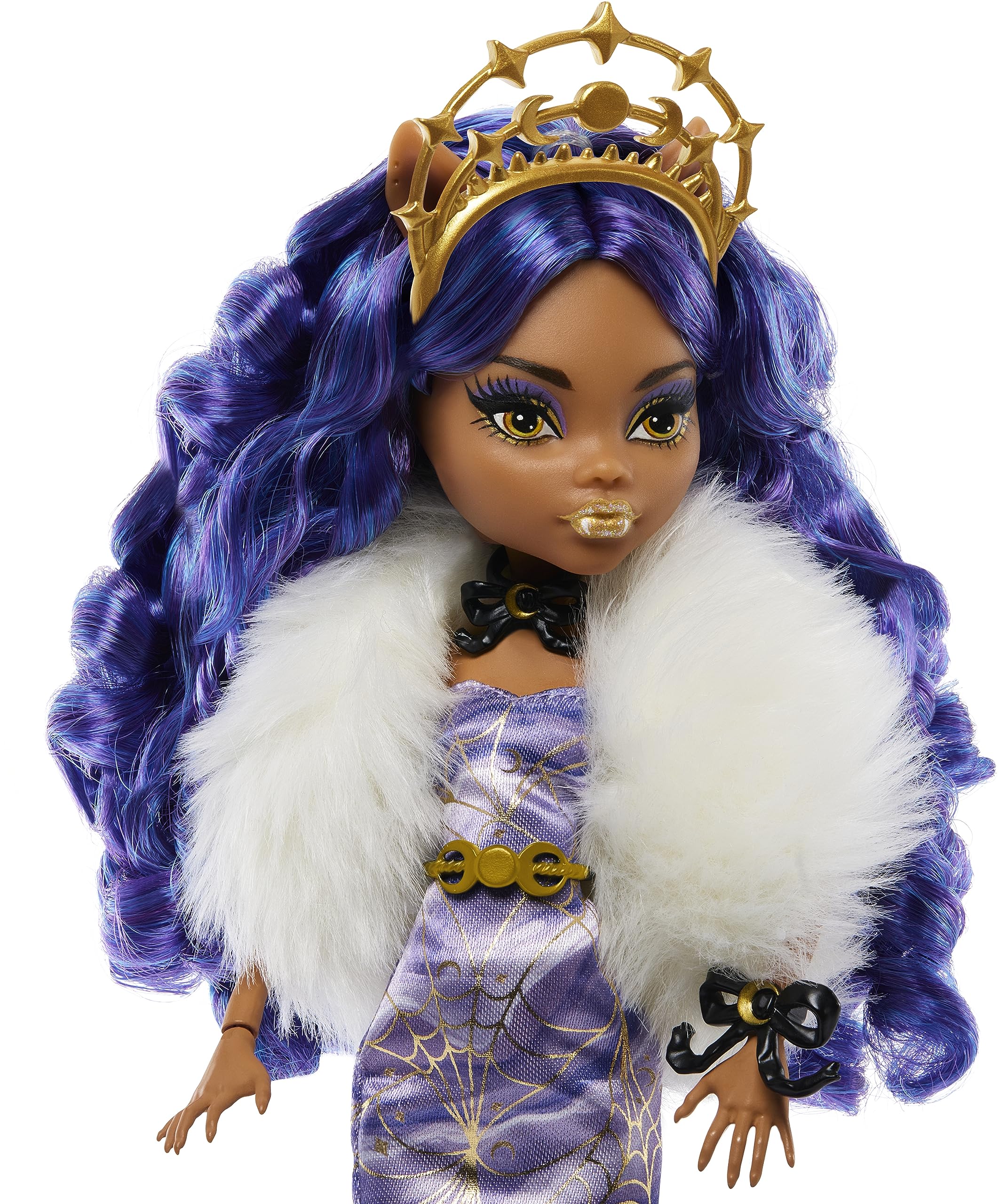 Monster High Clawdeen Wolf with faux fur boa adds cozy winter flair.