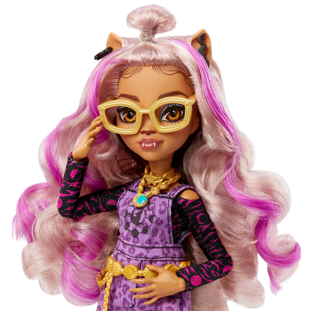 Monster High Clawdeen Wolf faux-fur vest and purse add dramatic versatility.
