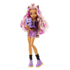Monster High Clawdeen Wolf accessories include glasses and gold jewelry for glam detail.