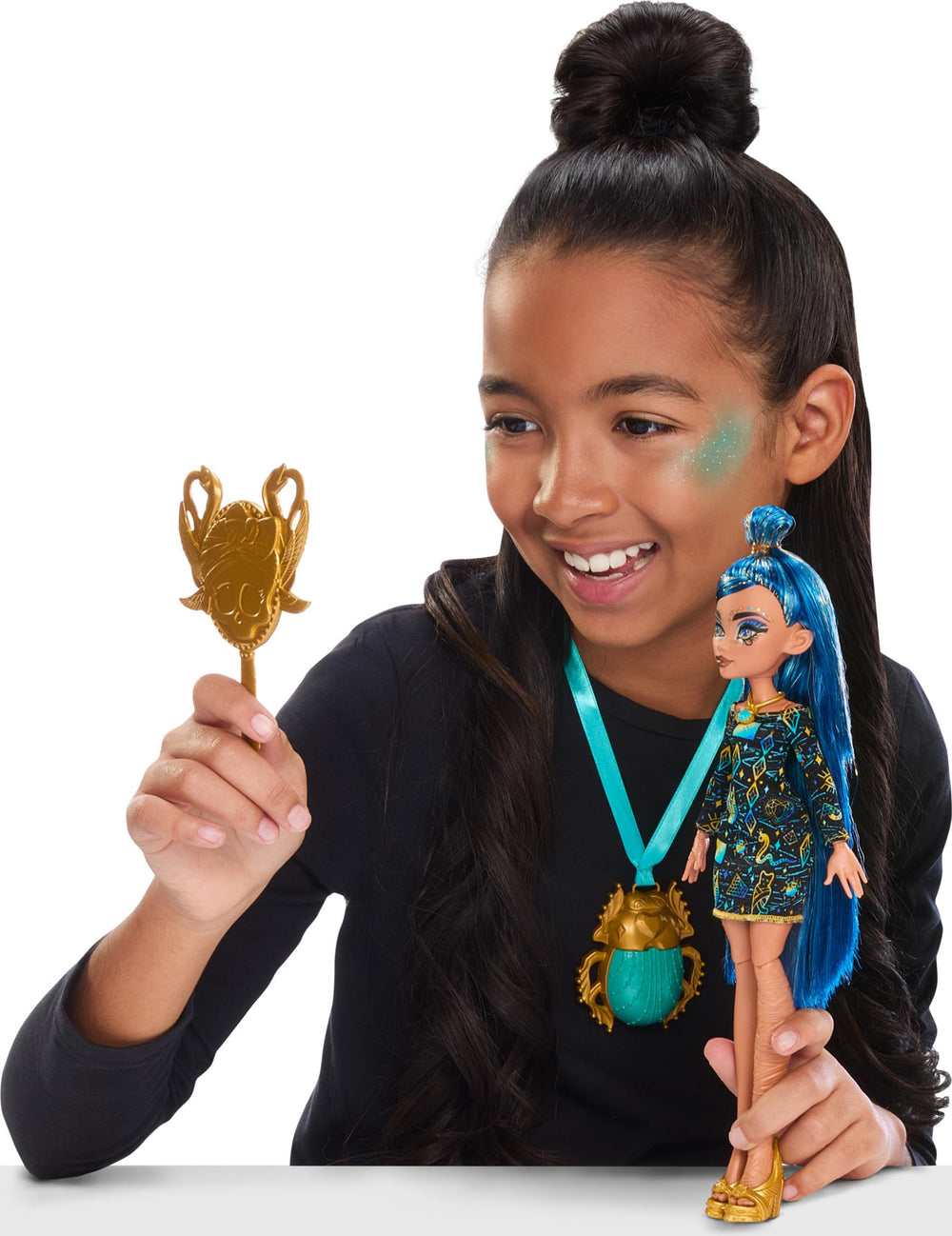 Monster High Cleo De Nile Golden Glam Case shows ornate jewelry storage for pretend play.