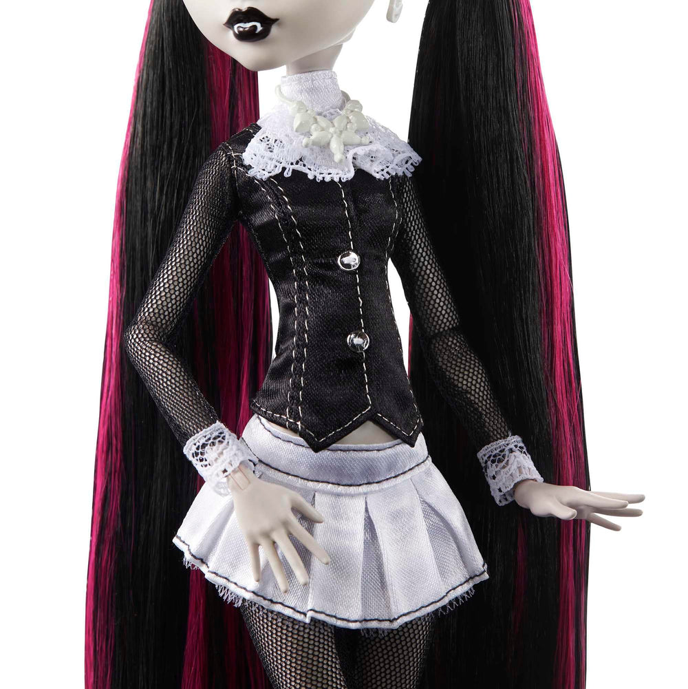 Monster High Count Fabulous bat companion adds spooky flair to playtime and shelf display.
