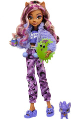 Monster High Creepover Party Clawdeen Wolf doll in fuzzy cardigan for cozy storytelling.