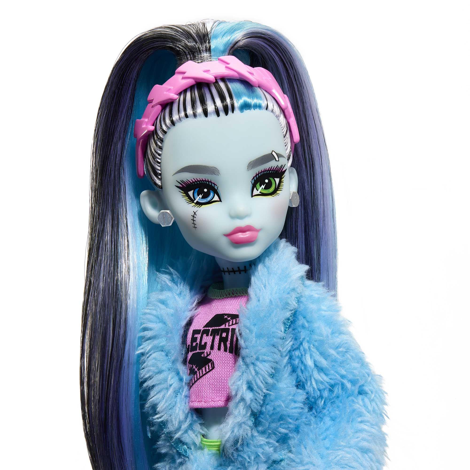 Monster High Creepover Frankie blue-tinged ponytail and green boots enhance dramatic fashion moments.
