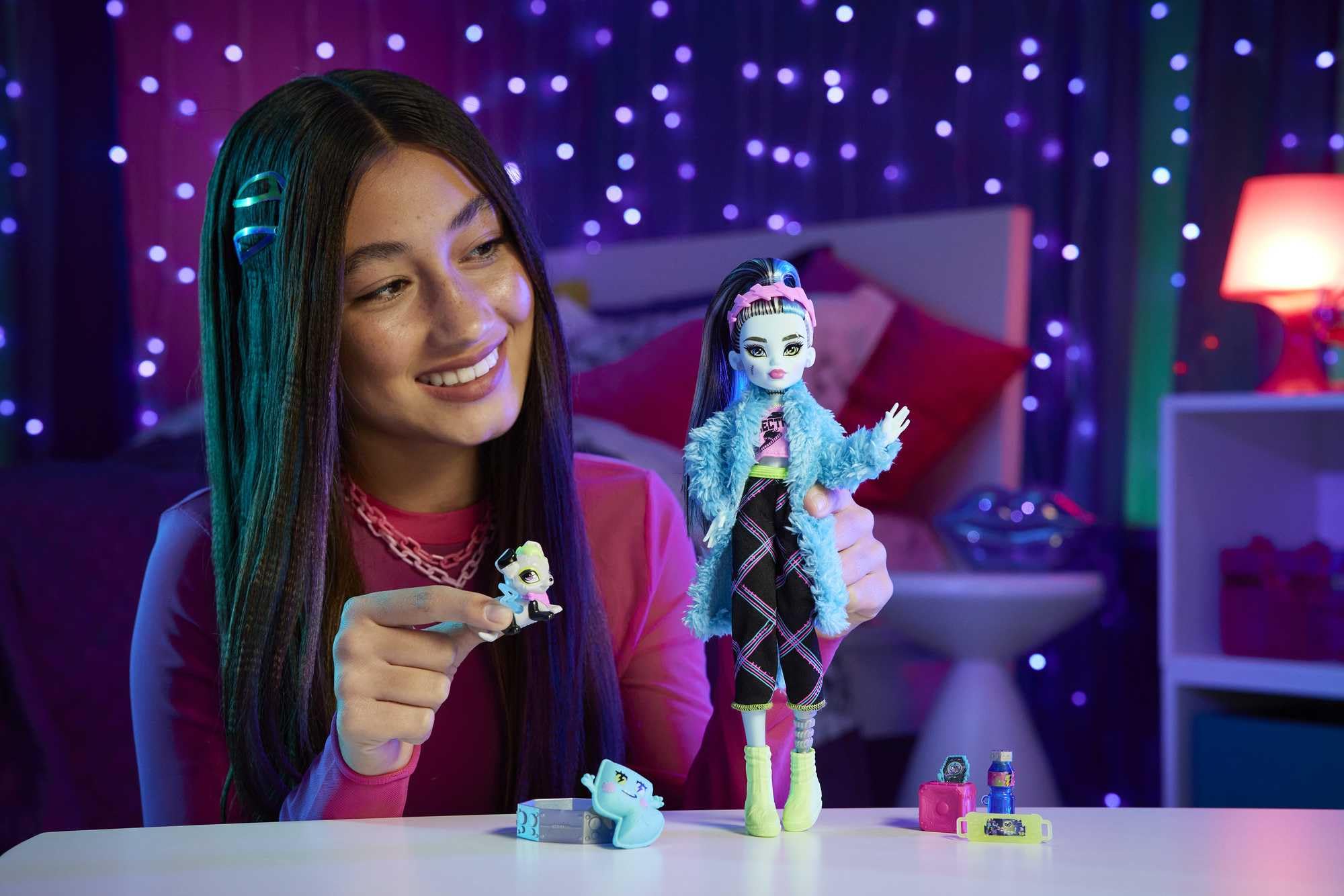 Monster High Creepover Frankie hoodie completes cozy, electric-styled outfit for imaginative play.