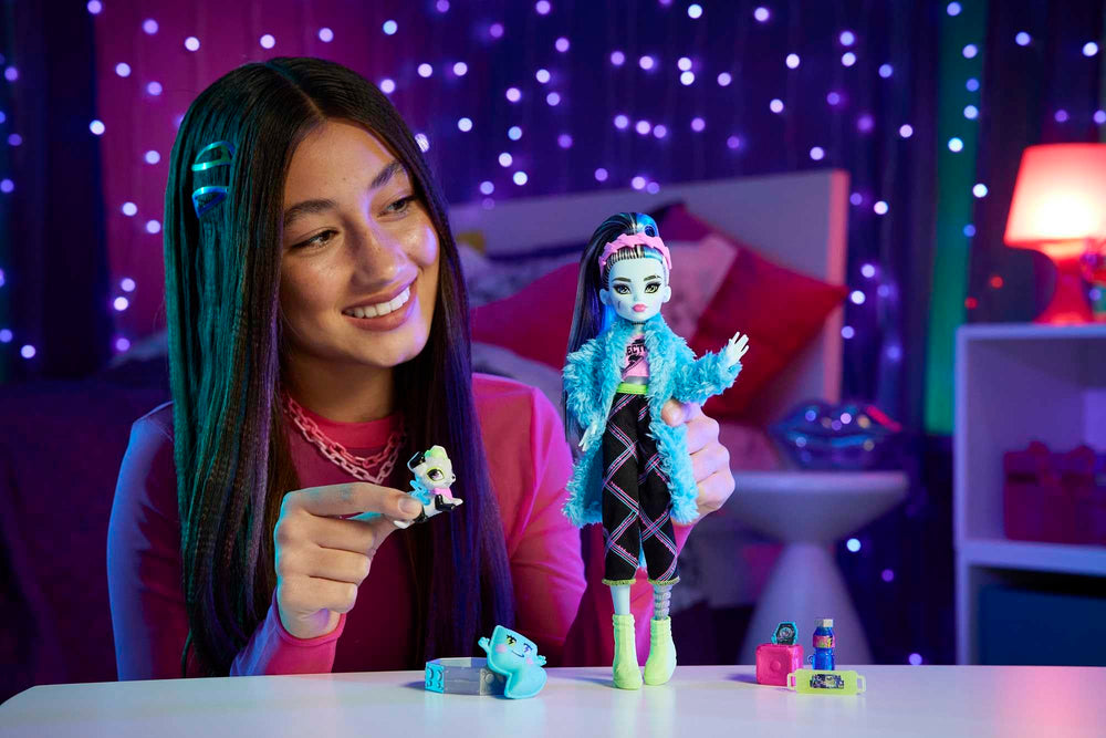 Monster High Creepover Frankie hoodie completes cozy, electric-styled outfit for imaginative play.