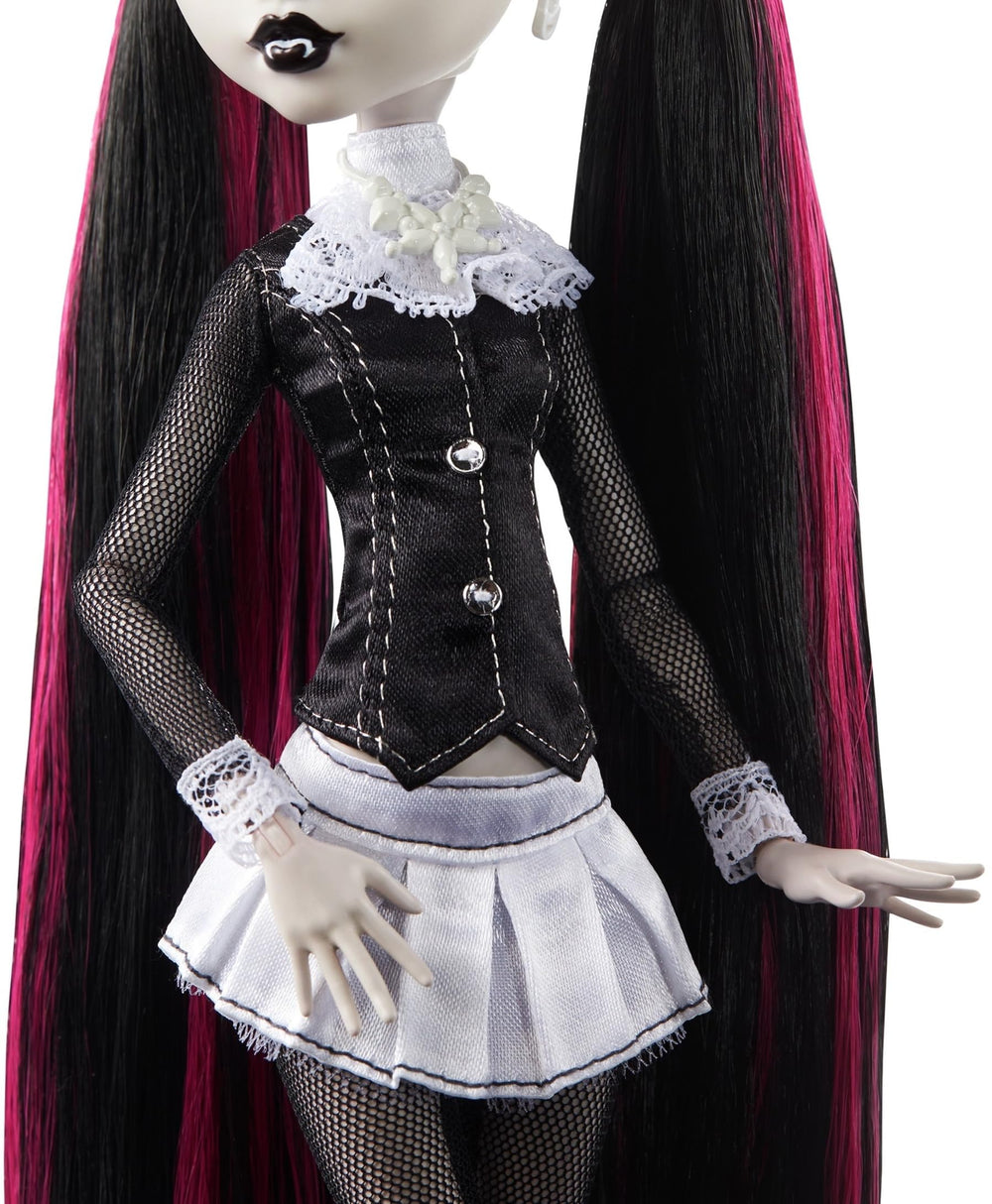 Monster High Draculaura two-pigtails hairstyle highlight in Reel Drama line, fun for dress-up storytelling.