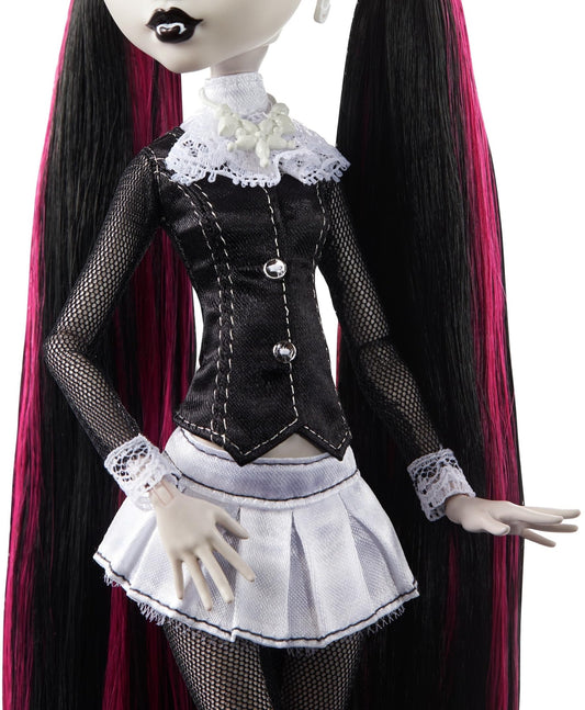 Monster High Draculaura two-pigtails hairstyle highlight in Reel Drama line, fun for dress-up storytelling.