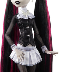 Monster High Draculaura two-pigtails hairstyle highlight in Reel Drama line, fun for dress-up storytelling.