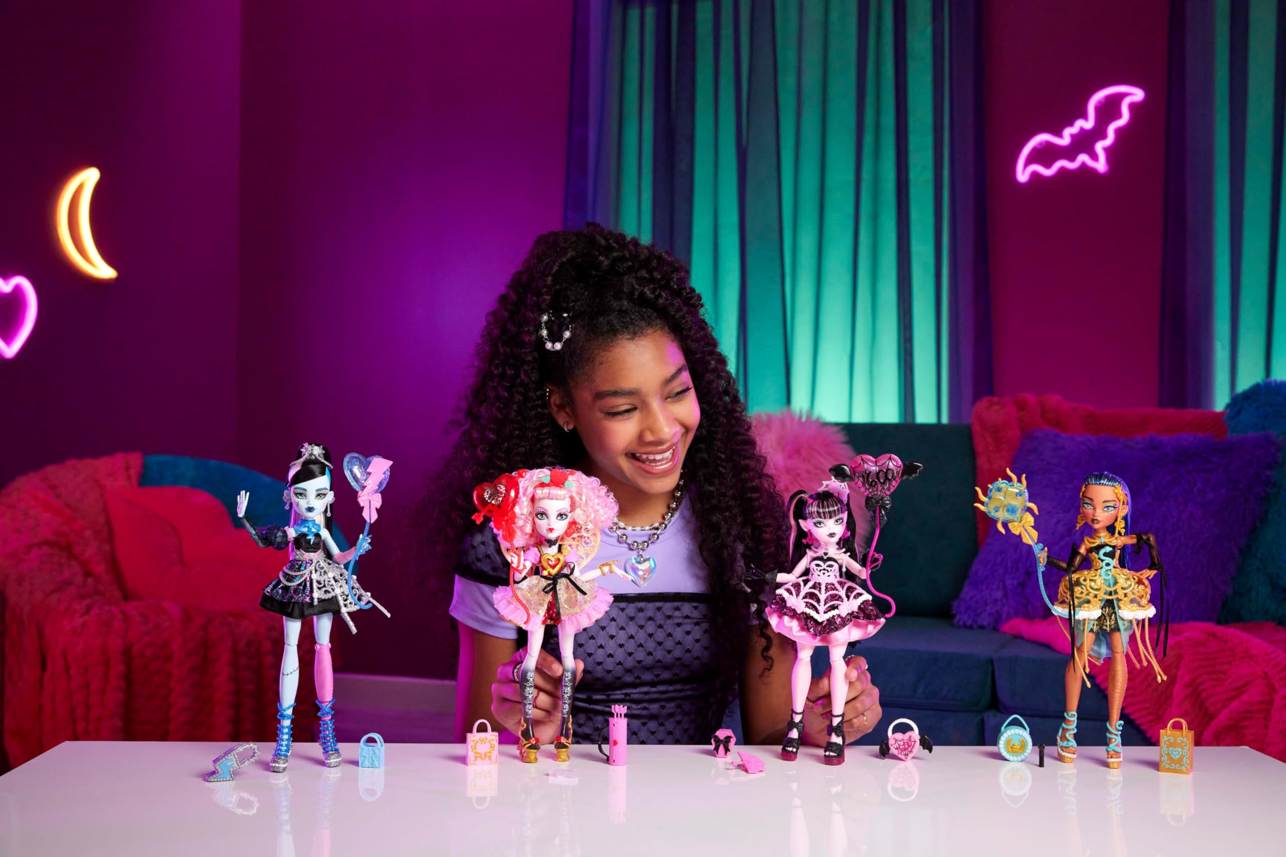 Monster High Frankie Stein plaid sleeve detail enhances dramatic storytelling.