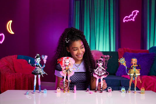 Monster High Frankie Stein plaid sleeve detail enhances dramatic storytelling.