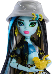 Monster High Frankie Stein screech volleyball set supports active, interactive play.