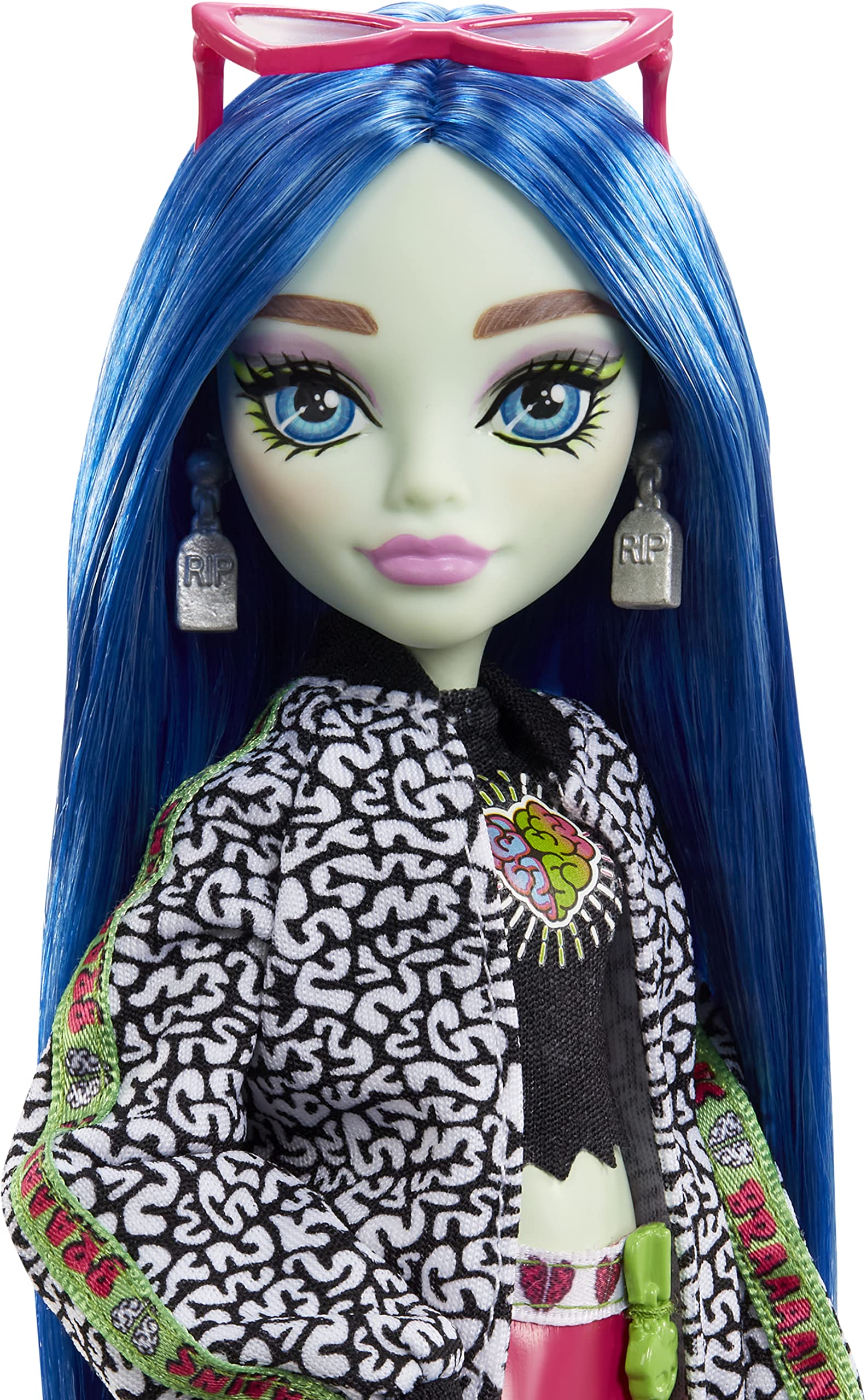 Ghoulia Yelps doll and her pet owl Sir Hoots A Lot invite imaginative play