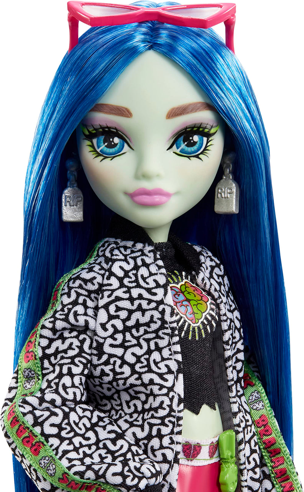 Ghoulia Yelps doll and her pet owl Sir Hoots A Lot invite imaginative play