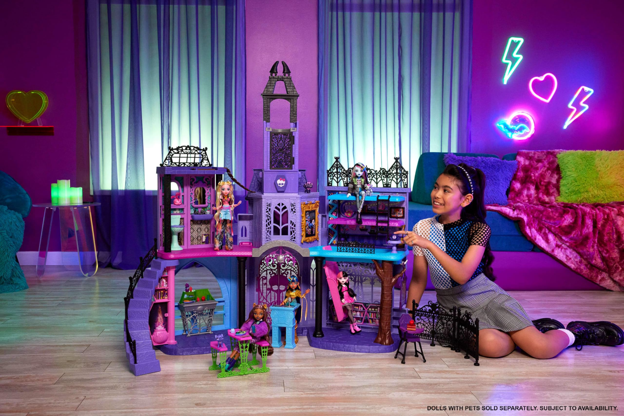 Monster High Haunted High School creepateria scene for spooky snack-time storytelling.