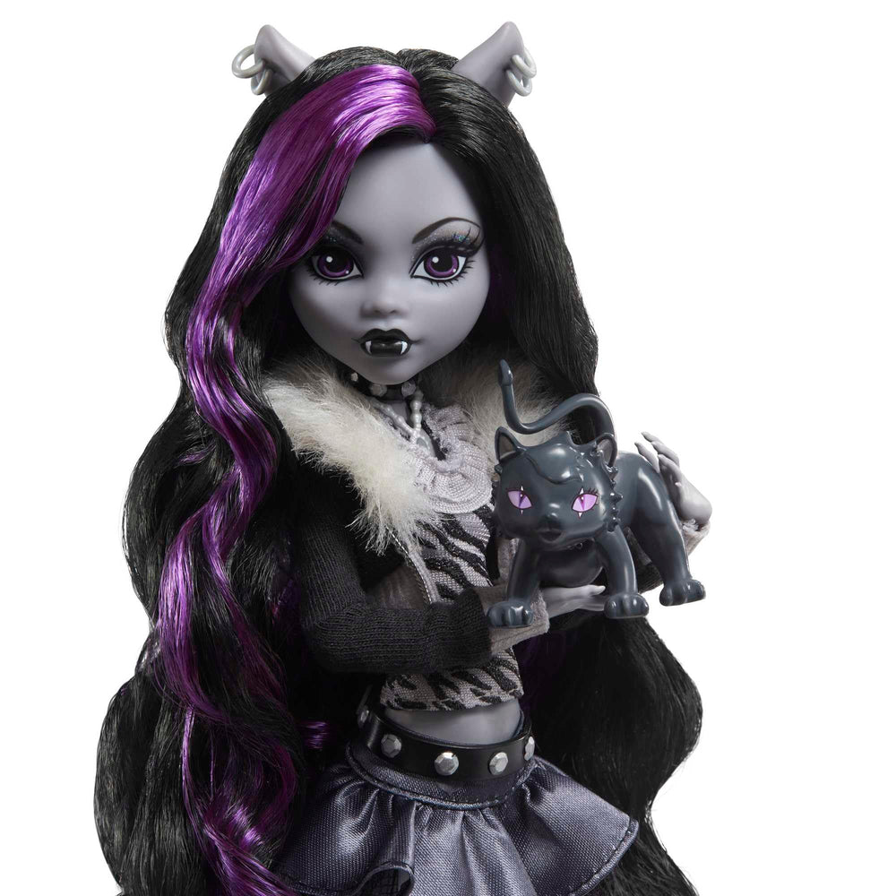 Monster High Reel Drama doll cropped faux-fur jacket adds bold texture and stage presence.