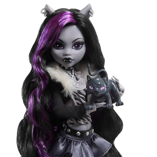 Monster High Reel Drama doll cropped faux-fur jacket adds bold texture and stage presence.