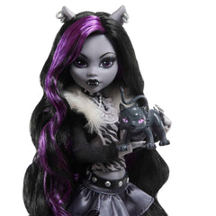 Monster High Reel Drama doll cropped faux-fur jacket adds bold texture and stage presence.