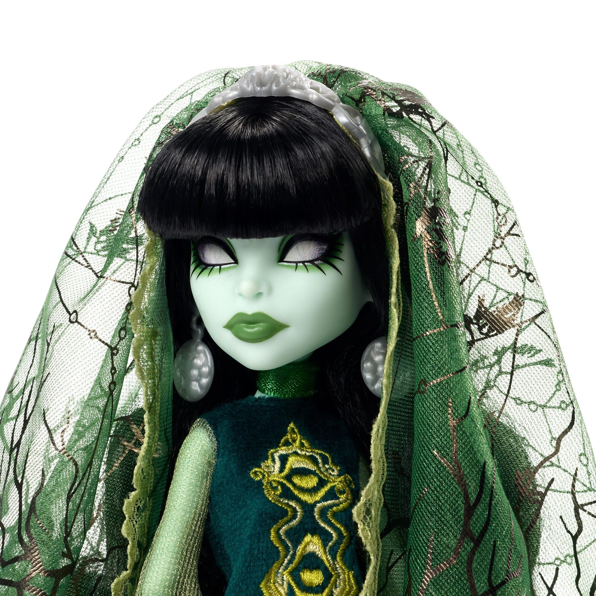 Monster High Skullector Scarah Screams sheer green tights enhance retro aesthetic.