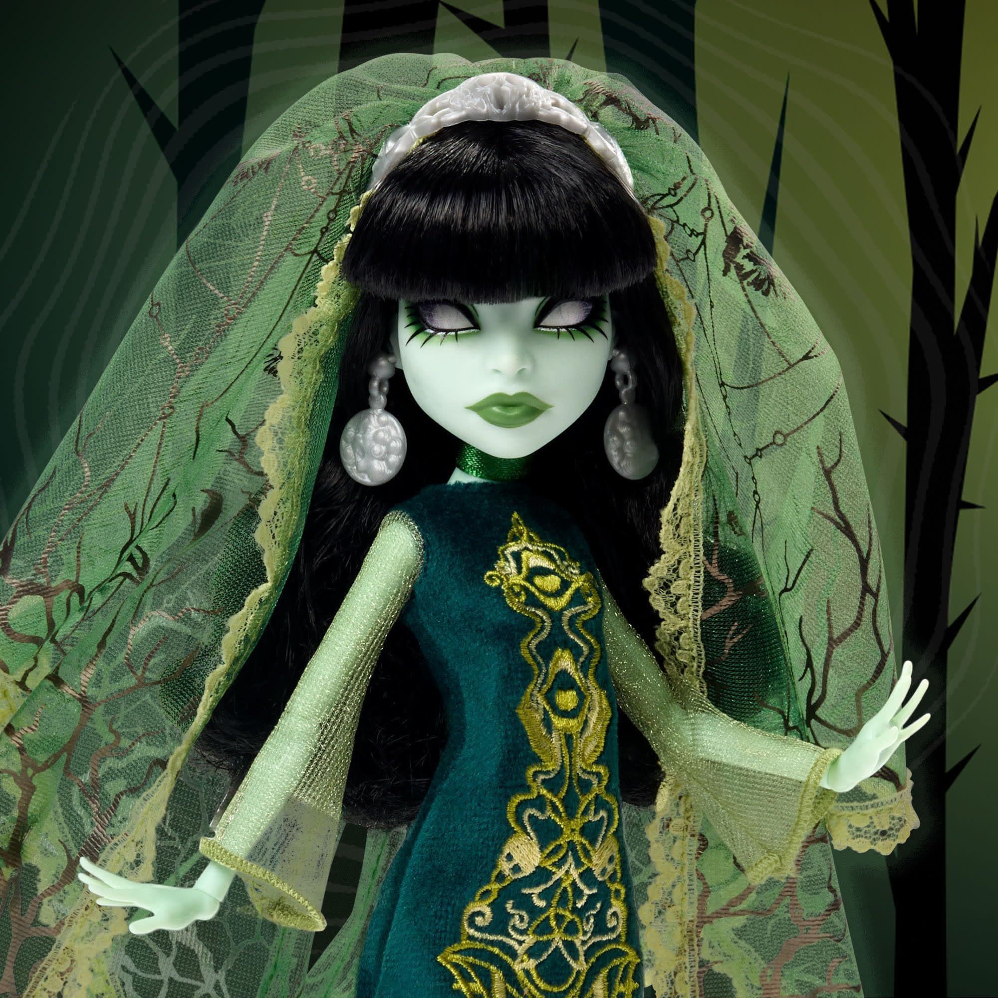 Monster High Skullector Scarah Screams transforming footwear for versatile styling.