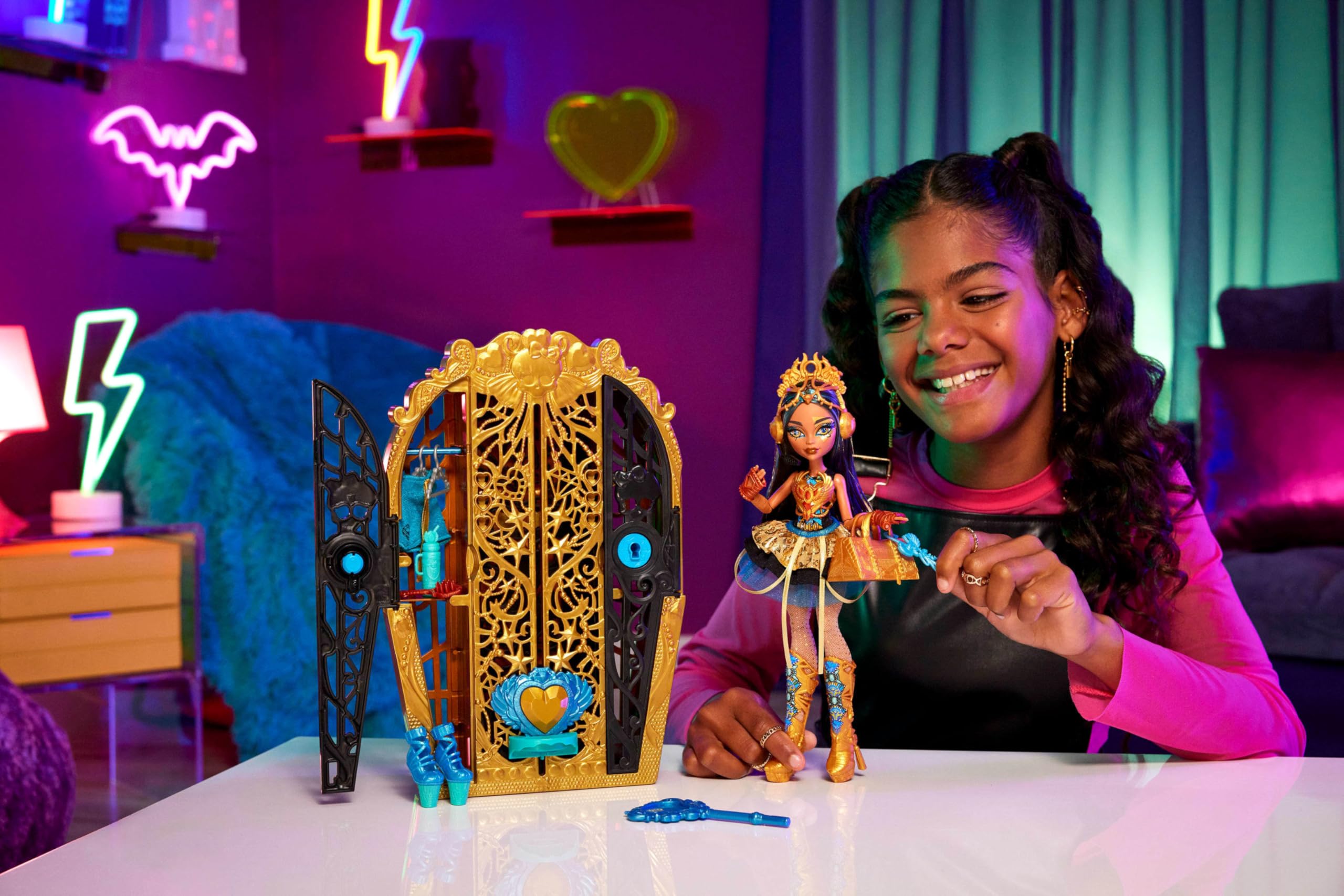Monster High Skulltimate Secrets closet dress-up accessories for stylish, mix-and-match outfits.