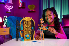 Monster High Skulltimate Secrets closet dress-up accessories for stylish, mix-and-match outfits.