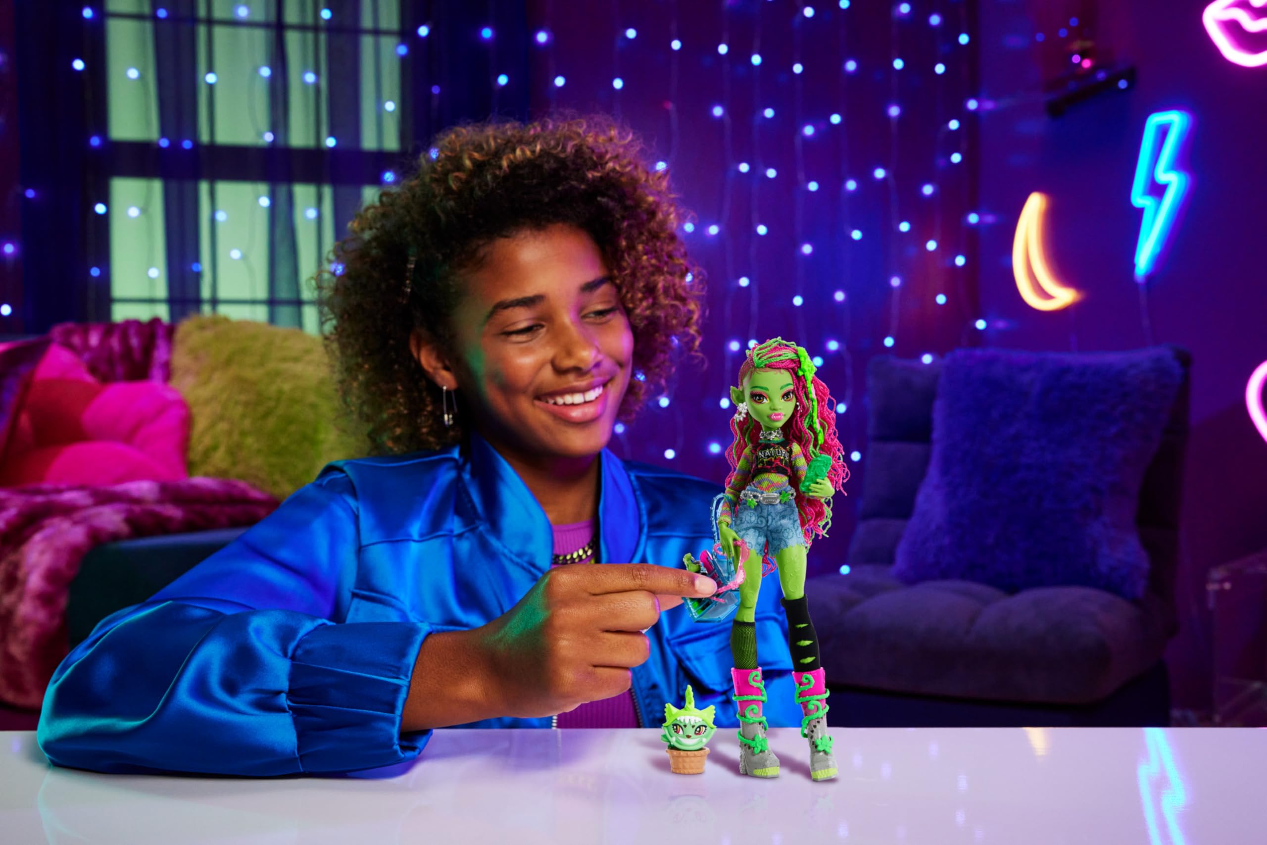 Monster High Venus McFlytrap doll with Chewlian pet for imaginative storytelling