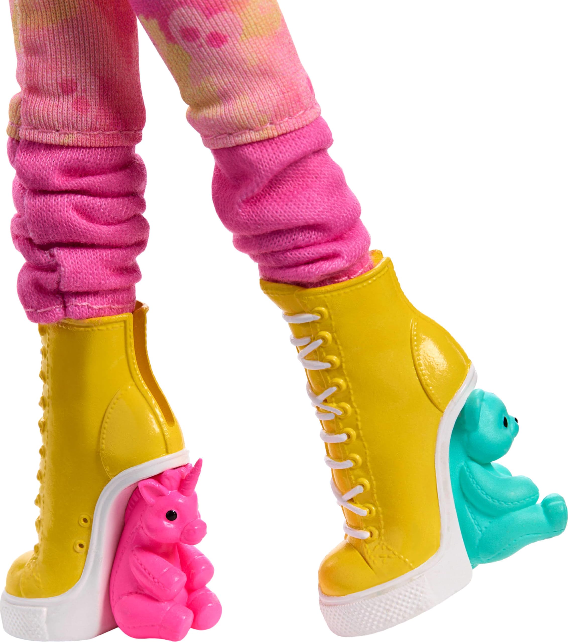 Monster High Enid Sinclair doll pink beret detail adds playful styling.